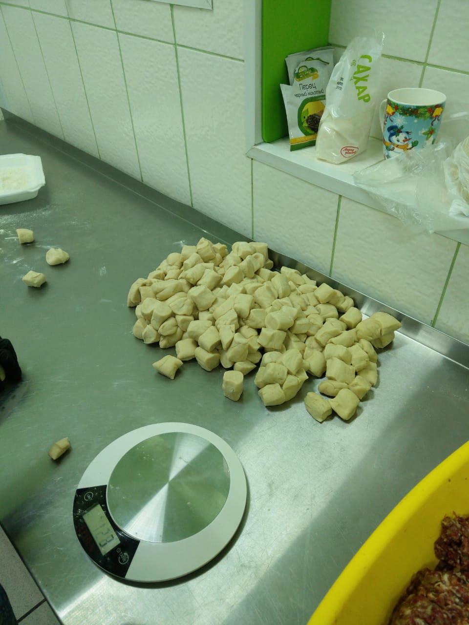 Нарезанные кусочки теста