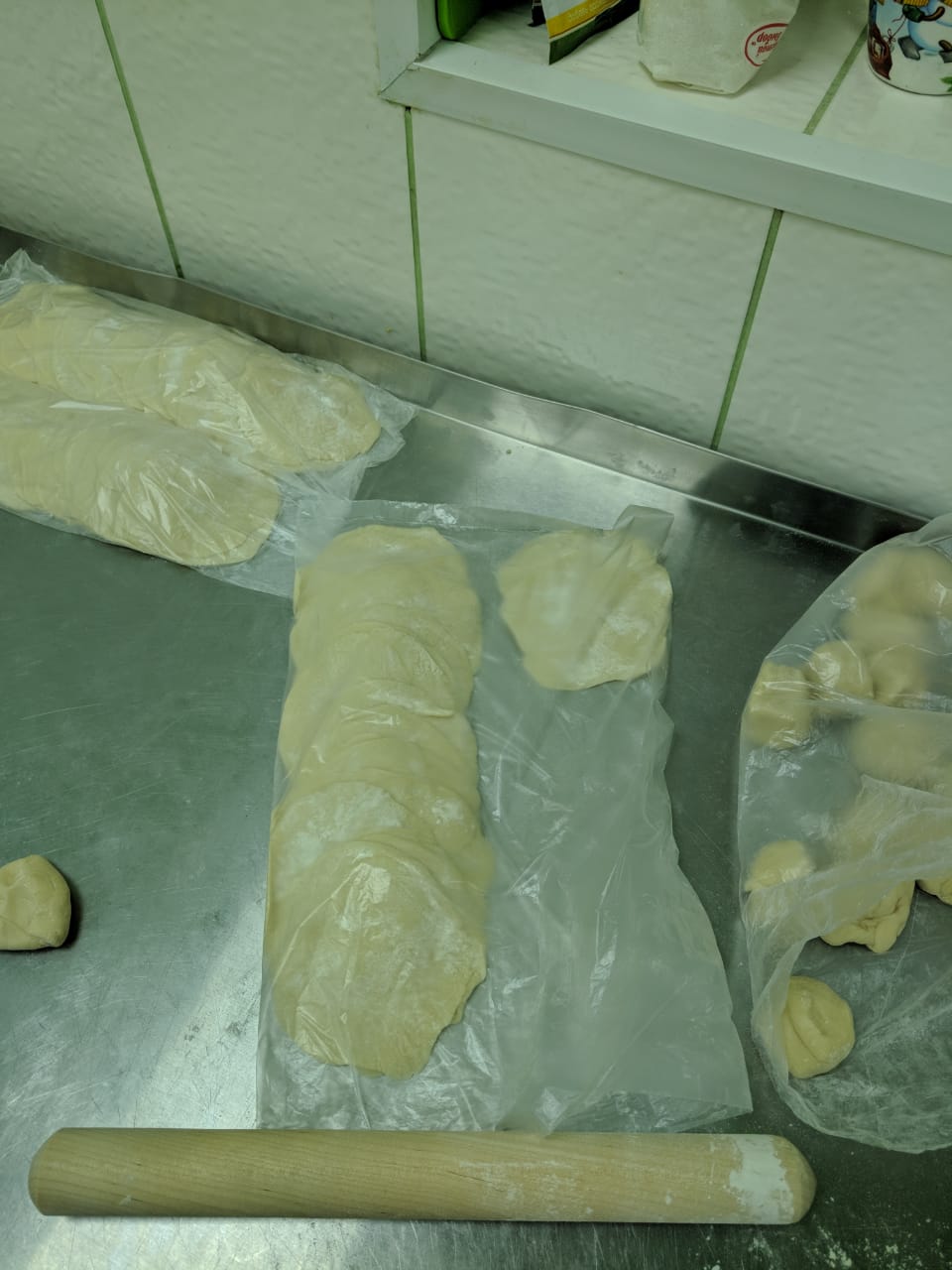 Раскатанные кругляшки накрываем пакетом