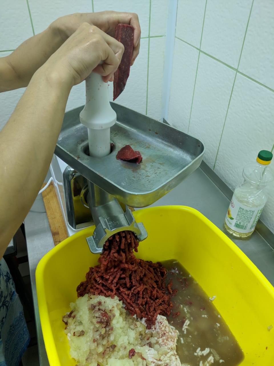 Перекручиваем мясо на мясорубке