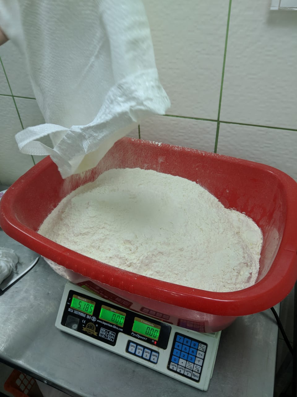Засыпаем муку