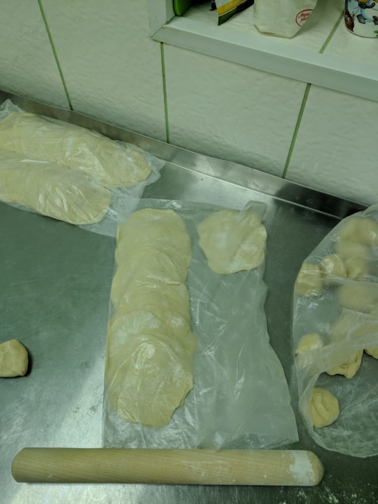 Раскатанные кругляшки накрываем пакетом